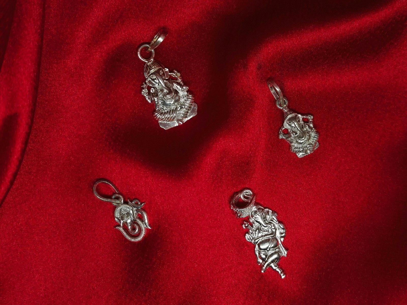 Idol Pendant Ganesh view 1