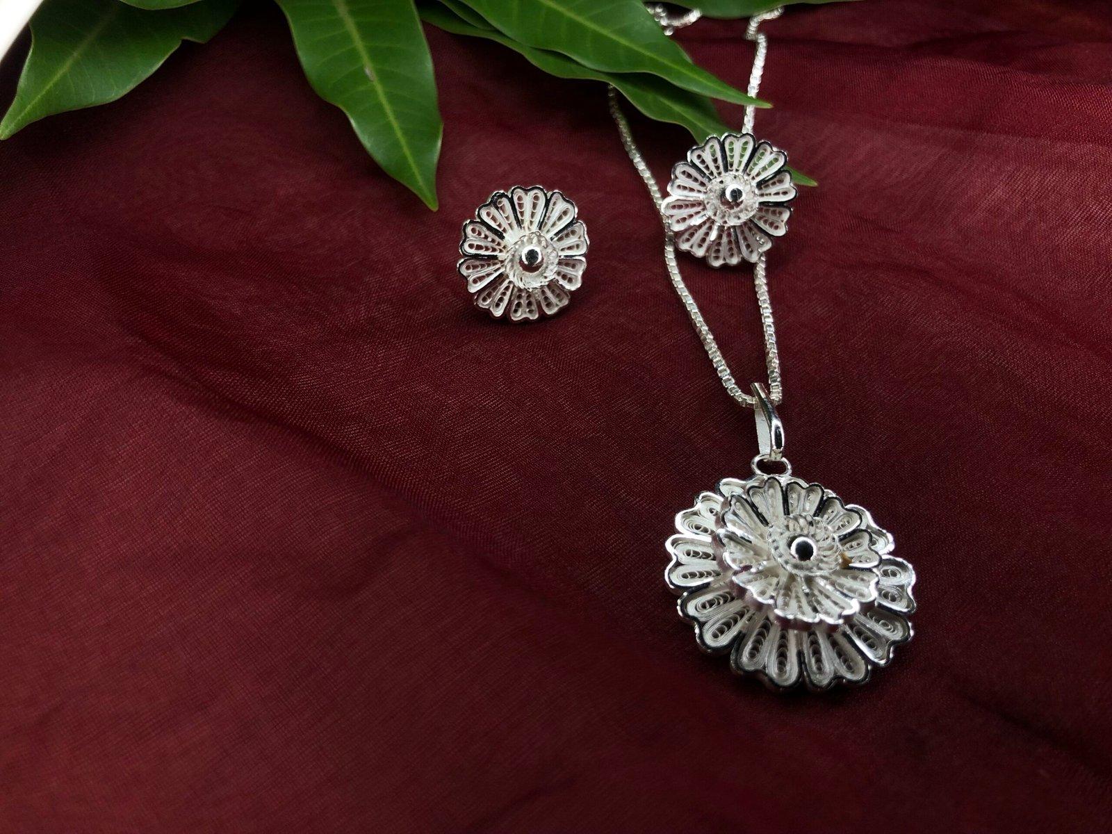 Raadhi Filigree Pendant Earring set view 3
